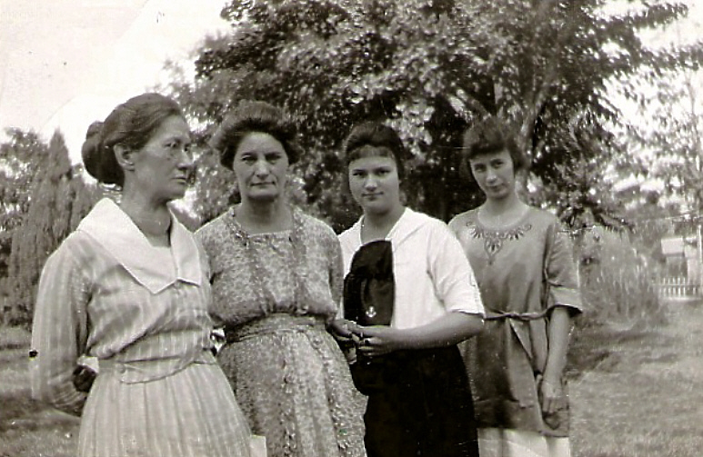 [Tommie, Anna, Gwendolyn, Ida Maddux]