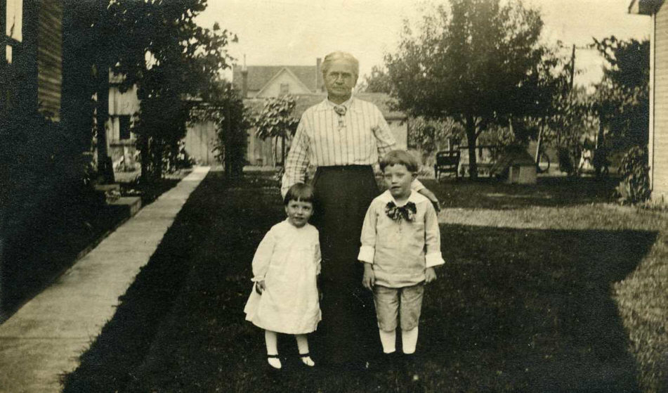 [Aunt Vira Smith and grandchildren]